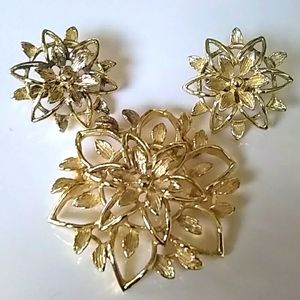 Classic Sarah Coventry gold tone flower clip and earrings set